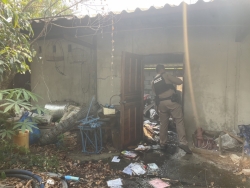 S__131096630.jpg - เทศบาลตำบลสันป่าตองพร้อมกับงานป้องกันฯ ทต.สันป่าตอง นำรถ ดับเพลิง บัวตอง 2 พร้อม จนท 5 นาย เข้าระงับเหตุ เบื้องต้น เป็นห้องเก็บของ  | https://www.sanpatong.go.th