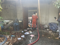 S__131096631.jpg - เทศบาลตำบลสันป่าตองพร้อมกับงานป้องกันฯ ทต.สันป่าตอง นำรถ ดับเพลิง บัวตอง 2 พร้อม จนท 5 นาย เข้าระงับเหตุ เบื้องต้น เป็นห้องเก็บของ  | https://www.sanpatong.go.th