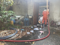 S__131096632.jpg - เทศบาลตำบลสันป่าตองพร้อมกับงานป้องกันฯ ทต.สันป่าตอง นำรถ ดับเพลิง บัวตอง 2 พร้อม จนท 5 นาย เข้าระงับเหตุ เบื้องต้น เป็นห้องเก็บของ  | https://www.sanpatong.go.th