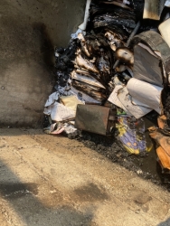 S__131096633.jpg - เทศบาลตำบลสันป่าตองพร้อมกับงานป้องกันฯ ทต.สันป่าตอง นำรถ ดับเพลิง บัวตอง 2 พร้อม จนท 5 นาย เข้าระงับเหตุ เบื้องต้น เป็นห้องเก็บของ  | https://www.sanpatong.go.th