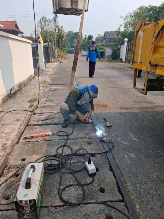 เทศบาลตำบลสันป่าตอง ร่วมกับกองช่าง ได้ดำเนินการซ่อมแซมฝารางระบายน้ำ บริเวณซอยจิตรช่าง ภาพที่ 8 | https://www.sanpatong.go.th