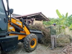 เทศบาลตำบลสันป่าตองได้ร่วมกับกองช่างดำเนินการร่วมพัฒนาเก็บกวาด ทำความสะอาดวัดประชารัฐ วัดกลางทุ่ง ภาพที่ 1 | https://www.sanpatong.go.th