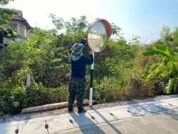 52591.jpg - เทศบาลตำบลสันป่าตอง ร่วมกับกองช่าง ได้ดำเนินการปรับตั้งกระจกมองโค้งบ้านพร้าวล้อม | https://www.sanpatong.go.th