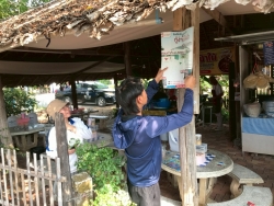 S__97370163.jpg - เทศบาลตำบลสันป่าตอง พร้อมกับกองคลังโดยฝ่ายพัฒนารายได้ร่วมด้วยงานป้องกันและสำนักปลัดโดยนักศึกษาฝึกงาน ออกจัดเก็บป้ายที่ติดตั้งโดยไม่ได้รับอนุญาต เพื่อความสะอาดเรียบร้อยของชุมชน | https://www.sanpatong.go.th