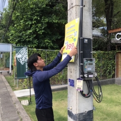 S__97370166.jpg - เทศบาลตำบลสันป่าตอง พร้อมกับกองคลังโดยฝ่ายพัฒนารายได้ร่วมด้วยงานป้องกันและสำนักปลัดโดยนักศึกษาฝึกงาน ออกจัดเก็บป้ายที่ติดตั้งโดยไม่ได้รับอนุญาต เพื่อความสะอาดเรียบร้อยของชุมชน | https://www.sanpatong.go.th