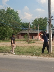 S__97370167.jpg - เทศบาลตำบลสันป่าตอง พร้อมกับกองคลังโดยฝ่ายพัฒนารายได้ร่วมด้วยงานป้องกันและสำนักปลัดโดยนักศึกษาฝึกงาน ออกจัดเก็บป้ายที่ติดตั้งโดยไม่ได้รับอนุญาต เพื่อความสะอาดเรียบร้อยของชุมชน | https://www.sanpatong.go.th