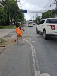 24902.jpg - เทศบาลตำบลสันป่าตอง พร้อมกับงานปกป้องและบรรเทาสาธารณภัยได้รับแจ้งจากห้องวิทยุป่าตอง มีหิน-ทราย ตกหล่นบนผิวถนน หน้าสถานีตำรวจอำเภอสันป่าตอง  | https://www.sanpatong.go.th