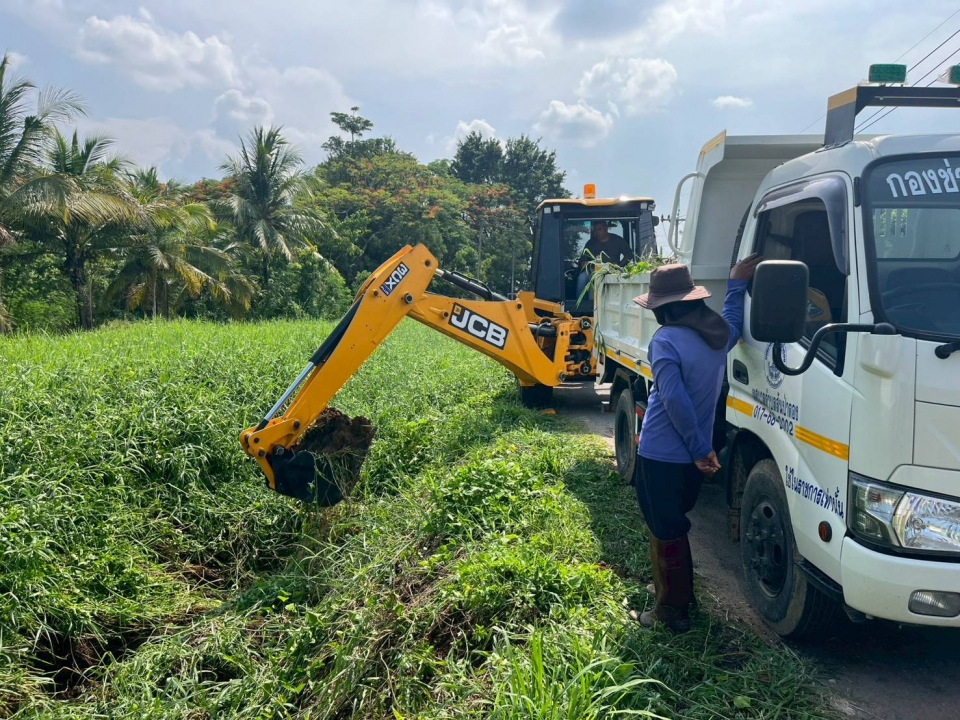เทศบาลตำบลสันป่าตองร่วมกับกองช่าง ดำเนินการ ทำความสะอาด กำจัดวัชพืช ลำเหมือง ถนน สันป่าตอง_ลำพูน ภาพที่ 10 | https://www.sanpatong.go.th
