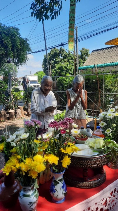 เทศบาลตำบลสันป่าตอง ร่วมด้วย ผู้นำชุมชนและประชาชน ม.14 ต.ยุหว่า ร่วมพิธีประเพณีไหว้หอเจ้าบ้านและต้นมะจำโรง ภาพที่ 8 | https://www.sanpatong.go.th