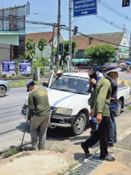 61545.jpg - เทศบาลตำบลสันป่าตอง พร้อมกับ งานป้องกันและบรรเทาสาธารณภัย สำนักปลัดเทศบาล และกองช่าง เทศบาลตำบลสันป่าตอง ได้ลงพื้นที่เปิด ฝารางระบายน้ำ เพื่อสำรวจปริมาณดินโคลนและสิ่งกีดขวางทางน้ำบริเวณ หน้าร้านเล็กพาณิชย์ | https://www.sanpatong.go.th