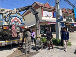 S__136396881.jpg - เทศบาลตำบลสันป่าตองพร้อมกับงานป้องกันและบรรเทาสาธารณภัยสำนักปลัดเทศบาล และงานกองช่าง ได้นำรถน้ำ2 เข้าร่วมกับรถดูดโคลน อบในการดำเนินการขุดลอกรางระบายน้ำจ.เชียงใหม่ | https://www.sanpatong.go.th