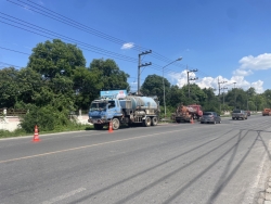 S__136396904.jpg - เทศบาลตำบลสันป่าตองพร้อมกับงานป้องกันและบรรเทาสาธารณภัยสำนักปลัดเทศบาล และงานกองช่าง ได้นำรถน้ำ2 เข้าร่วมกับรถดูดโคลน อบในการดำเนินการขุดลอกรางระบายน้ำจ.เชียงใหม่ | https://www.sanpatong.go.th