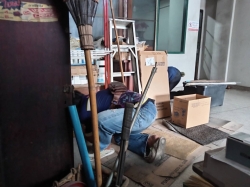 S__34619415.jpg - เทศบาลตำบลสันป่าตองร่วมกับงานป้องกันและบรรเทาสาธารณภัย สำนักปลัดเทศบาล รับแจ้งทางโทรศัพท์ ขอความช่วยเหลือนำลูกแมวที่ติดอยู่ภายในบริเวณบ้านของประชาชน | https://www.sanpatong.go.th
