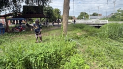 S__35643403.jpg - เทศบาลตำบลสันป่าตอง ร่วมกับงานป้องกันและบรรเทาสาธารณภัย สำนักปลัดเทศบาล ร่วมกับกองช่าง และกู้ภัยนพรัตน์ ดำเนินการตัดกิ่งไม้และหญ้าบริเวณริมคลองชุมชนบ้านหย่อน | https://www.sanpatong.go.th