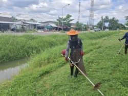 58405.jpg - เทศบาลตำบลสันป่าตอง ร่วมกับกองช่าง ได้ดำเนินการตัดหญ้า ทำความสะอาด กำจัดวัชพืช บริเวณสวนสาธารณะริมคลองชลประทาน | https://www.sanpatong.go.th