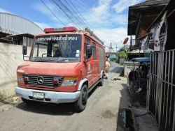 S__36954116.jpg - เทศบาลตำบลสันป่าตองร่วมกับงานป้องกันและบรรเทาสาธารณภัย สำนักปลัดเทศบาลดำเนินการนำรถบรรทุกน้ำ “บัวตอง 5” ต่อสายปล่อยน้ำลงสู่รางระบายน้ำ | https://www.sanpatong.go.th