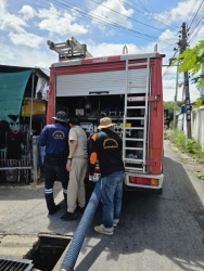 S__36954117.jpg - เทศบาลตำบลสันป่าตองร่วมกับงานป้องกันและบรรเทาสาธารณภัย สำนักปลัดเทศบาลดำเนินการนำรถบรรทุกน้ำ “บัวตอง 5” ต่อสายปล่อยน้ำลงสู่รางระบายน้ำ | https://www.sanpatong.go.th