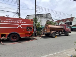 26382.jpg -  เทศบาลตำบลสันป่าตอง ร่วมกับ งานป้องกันและบรรเทาสาธารณภัย สำนักปลัดเทศบาล ดำเนินการนำรถบรรทุกน้ำ “บัวตอง 3” ฉีดล้างรางระบายน้ำบริเวณข้าง  หมู่บ้านเอกกมลวิลล่า    น้ำบริเวณข้าง | https://www.sanpatong.go.th