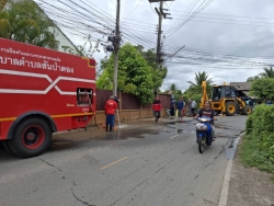 26385.jpg -  เทศบาลตำบลสันป่าตอง ร่วมกับ งานป้องกันและบรรเทาสาธารณภัย สำนักปลัดเทศบาล ดำเนินการนำรถบรรทุกน้ำ “บัวตอง 3” ฉีดล้างรางระบายน้ำบริเวณข้าง  หมู่บ้านเอกกมลวิลล่า    น้ำบริเวณข้าง | https://www.sanpatong.go.th