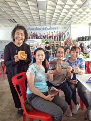 41402_0.jpg - โรงเรียนผู้สูงอายุเทศบาลตำบลสันป่าตอง จัดกิจกรรมเย็บกระเป๋าหนังใส่สตางค์ | https://www.sanpatong.go.th