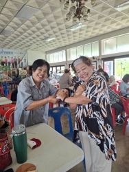 41404_0.jpg - โรงเรียนผู้สูงอายุเทศบาลตำบลสันป่าตอง จัดกิจกรรมเย็บกระเป๋าหนังใส่สตางค์ | https://www.sanpatong.go.th
