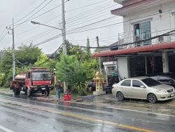 74522.jpg - เทศบาลตำบลสันป่าตอง ร่วมกับงานป้องกันและบรรเทาสาธารณภัย สำนักปลัดเทศบาล ดำเนินงานตามคำร้องขอ ล้างรางระบายน้ำ บ้านป่าลาน จัดรถบรรทุกน้ำอเนกประสงค์5000ลิตร บัวตอง2 พร้อมเจ้าหน้าที่3นาย  | https://www.sanpatong.go.th