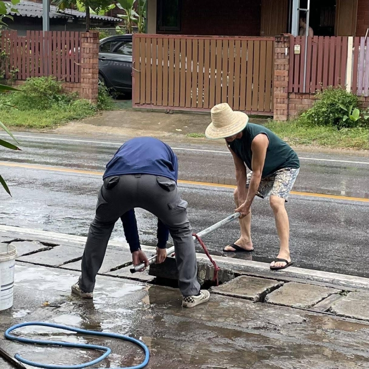 เทศบาลตำบลสันป่าตอง ร่วมกับงานป้องกันและบรรเทาสาธารณภัย สำนักปลัดเทศบาล ดำเนินงานตามคำร้องขอ ล้างรางระบายน้ำ บ้านป่าลาน จัดรถบรรทุกน้ำอเนกประสงค์5000ลิตร บัวตอง2 พร้อมเจ้าหน้าที่3นาย  ภาพที่ 7 | https://www.sanpatong.go.th