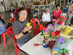 S__62619655_0.jpg - โรงเรียนผู้สูงอายุเทศบาลตำบลสันป่าตอง จัดกิจกรรมการทำดอกไม้จากลวดกำมะหยี่ | https://www.sanpatong.go.th