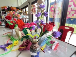 S__62619668_0.jpg - โรงเรียนผู้สูงอายุเทศบาลตำบลสันป่าตอง จัดกิจกรรมการทำดอกไม้จากลวดกำมะหยี่ | https://www.sanpatong.go.th
