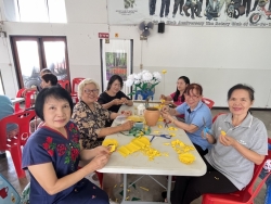 S__62619674_0.jpg - โรงเรียนผู้สูงอายุเทศบาลตำบลสันป่าตอง จัดกิจกรรมการทำดอกไม้จากลวดกำมะหยี่ | https://www.sanpatong.go.th