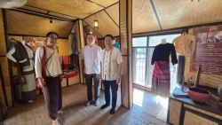 15.jpg - นายอิทธิรัฐ สินารักษ์ ท่องเที่ยวและทีฬาจังหวัดเชียงใหม่  พร้อมด้วย นายสุภชัย  พรหมเสนใจ นายกเทศมนตรีตำบลสันป่าตอง และนายอภิชาต  เทพชา ปลัดเทศบาลตำบลสันป่าตอง ลงพื้นที่ดำเนินโครงการต่อยอดการท่องเที่ยว   โดยชุมชนกลุ่มชาติพันธุ์ | https://www.sanpatong.go.th