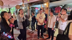 4.jpg - นายอิทธิรัฐ สินารักษ์ ท่องเที่ยวและทีฬาจังหวัดเชียงใหม่  พร้อมด้วย นายสุภชัย  พรหมเสนใจ นายกเทศมนตรีตำบลสันป่าตอง และนายอภิชาต  เทพชา ปลัดเทศบาลตำบลสันป่าตอง ลงพื้นที่ดำเนินโครงการต่อยอดการท่องเที่ยว   โดยชุมชนกลุ่มชาติพันธุ์ | https://www.sanpatong.go.th