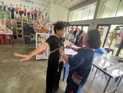 โรงเรียนผู้สูงอายุเทศบาลตำบลสันป่าตอง จัดกิจกรรมการทำการตัดเย็บเสื้อคอกลม ภาพที่ 1 | https://www.sanpatong.go.th