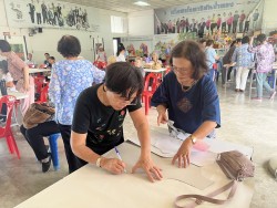 โรงเรียนผู้สูงอายุเทศบาลตำบลสันป่าตอง จัดกิจกรรมการทำการตัดเย็บเสื้อคอกลม ภาพที่ 4 | https://www.sanpatong.go.th