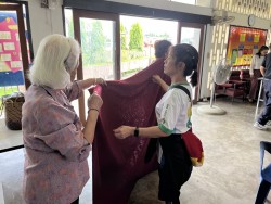 โรงเรียนผู้สูงอายุเทศบาลตำบลสันป่าตอง จัดกิจกรรมการทำการตัดเย็บเสื้อคอกลม ภาพที่ 9 | https://www.sanpatong.go.th