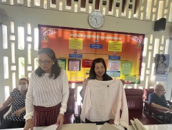 โรงเรียนผู้สูงอายุเทศบาลตำบลสันป่าตอง จัดกิจกรรมการทำการตัดเย็บเสื้อคอกลม ภาพที่ 13 | https://www.sanpatong.go.th