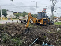 เทศบาลตำบลสันป่าตอง ร่วมกับกองช่าง ได้ดำเนินการทำความสะอาดรางระบายน้ำ บริเวณด้านหลังธนาคารกรุงไทย สาขาสันป่าตอง  ทั้งนี้ เพื่อกำจัดวัชพืชที่กีดขวางทางเดินของน้ำ ทั้งเพื่อปัองกันน้ำท่วมขังในพื้นที่ต่อไป ภาพที่ 1 | https://www.sanpatong.go.th