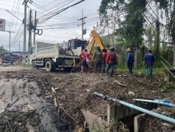 เทศบาลตำบลสันป่าตอง ร่วมกับกองช่าง ได้ดำเนินการทำความสะอาดรางระบายน้ำ บริเวณด้านหลังธนาคารกรุงไทย สาขาสันป่าตอง  ทั้งนี้ เพื่อกำจัดวัชพืชที่กีดขวางทางเดินของน้ำ ทั้งเพื่อปัองกันน้ำท่วมขังในพื้นที่ต่อไป ภาพที่ 3 | https://www.sanpatong.go.th