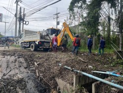 เทศบาลตำบลสันป่าตอง ร่วมกับกองช่าง ได้ดำเนินการทำความสะอาดรางระบายน้ำ บริเวณด้านหลังธนาคารกรุงไทย สาขาสันป่าตอง  ทั้งนี้ เพื่อกำจัดวัชพืชที่กีดขวางทางเดินของน้ำ ทั้งเพื่อปัองกันน้ำท่วมขังในพื้นที่ต่อไป ภาพที่ 4 | https://www.sanpatong.go.th