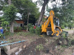 เทศบาลตำบลสันป่าตอง ร่วมกับกองช่าง ได้ดำเนินการทำความสะอาดรางระบายน้ำ บริเวณด้านหลังธนาคารกรุงไทย สาขาสันป่าตอง  ทั้งนี้ เพื่อกำจัดวัชพืชที่กีดขวางทางเดินของน้ำ ทั้งเพื่อปัองกันน้ำท่วมขังในพื้นที่ต่อไป ภาพที่ 5 | https://www.sanpatong.go.th