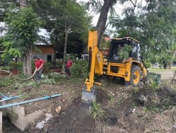 เทศบาลตำบลสันป่าตอง ร่วมกับกองช่าง ได้ดำเนินการทำความสะอาดรางระบายน้ำ บริเวณด้านหลังธนาคารกรุงไทย สาขาสันป่าตอง  ทั้งนี้ เพื่อกำจัดวัชพืชที่กีดขวางทางเดินของน้ำ ทั้งเพื่อปัองกันน้ำท่วมขังในพื้นที่ต่อไป ภาพที่ 7 | https://www.sanpatong.go.th