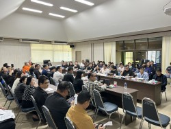 เทศบาลตำบลสันป่าตอง ร่วมกับอำเภอสันป่าตองประชุมซักซ้อมแนวทางปฏิบัติในการจัดพิธีถวายดอกไม้จันทน์ งานพระราชพิธีถวายพระเพลิงพระบรมศพ  สมเด็จพระนางเจ้าสิริกิติ์ พระบรมราชินีนาถ ภาพที่ 14 | https://www.sanpatong.go.th